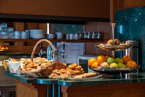 Daily buffet breakfast (CHF 26 per person) - Hotel Diplomate (Geneva)