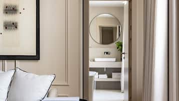 Suite | Premium bedding, down comforters, in-room safe, desk