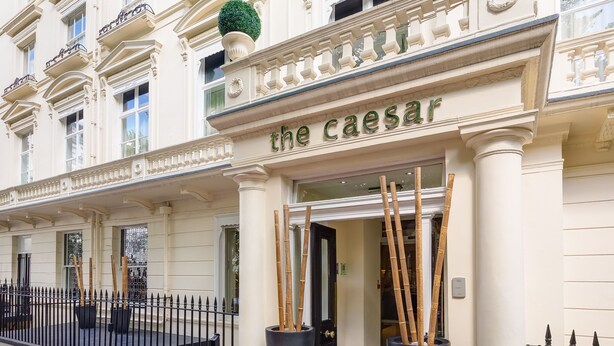 Un edificio clásico con un letrero que dice "the caesar".