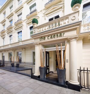 Un edificio in stile classico con un cartello che riporta la scritta 'the caesar'.