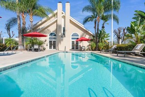 Outdoor pool, pool loungers