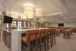 Phục vụ bữa tối và happy hour