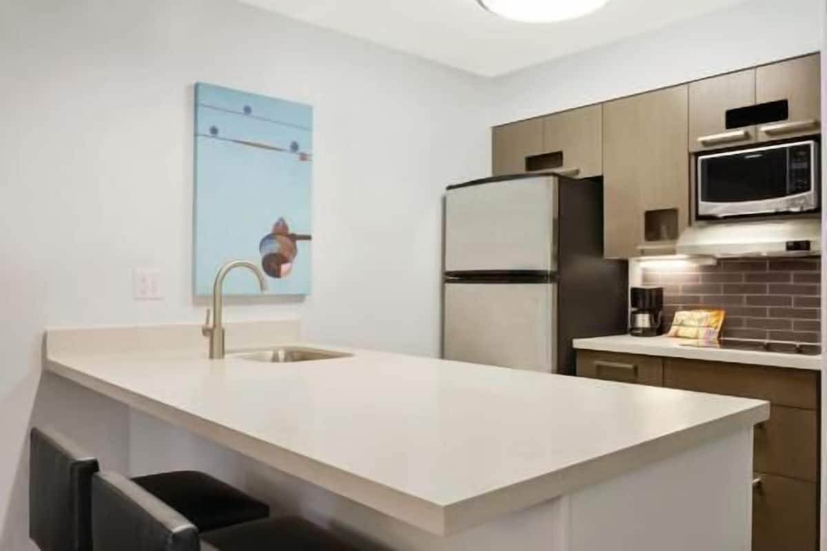 Private kitchen | Microwave, coffee/tea maker