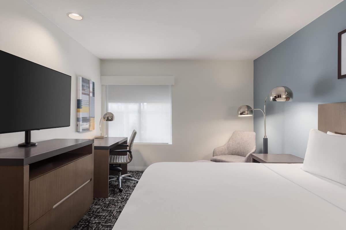 Guest Room, 1 張特大雙人床 | 羽絨被、書桌、遮光布/窗簾、熨斗/熨衣板