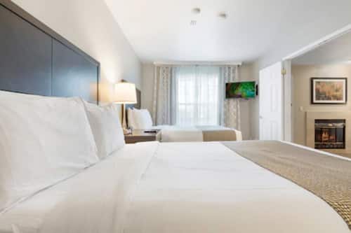 Signature Suite, Multiple Beds, Kitchen
