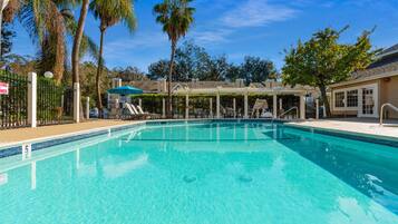 Utomhuspool och parasoller