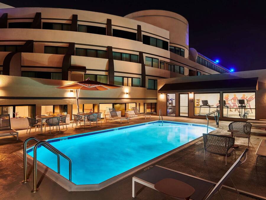 Una piscina al aire libre (de 09:00 a 21:00), sombrillas, tumbonas
