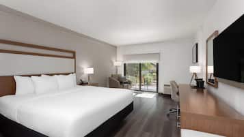 Deluxe Room, 1 King Bed, Non Smoking, Pool View