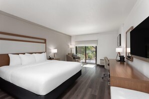 Colchones con pillow-top, escritorio y cortinas blackout 