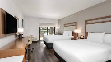 Colchones con pillow-top, escritorio y cortinas blackout