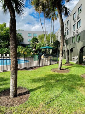 Outdoor pool - La Quinta Inn & Suites by Wyndham Ft Lauderdale Cypress Cr (Fort Lauderdale)