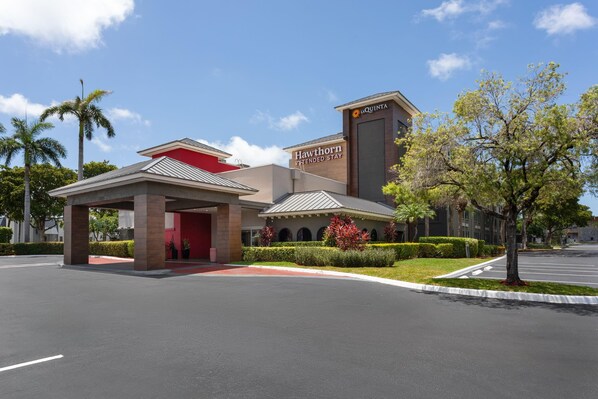 Exterior - La Quinta Inn & Suites by Wyndham Ft Lauderdale Cypress Cr (Fort Lauderdale)