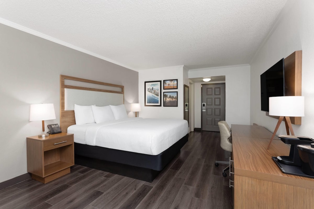 Room, 1 King Bed, Non Smoking | Pillow-top beds, desk, blackout curtains, iron/ironing board