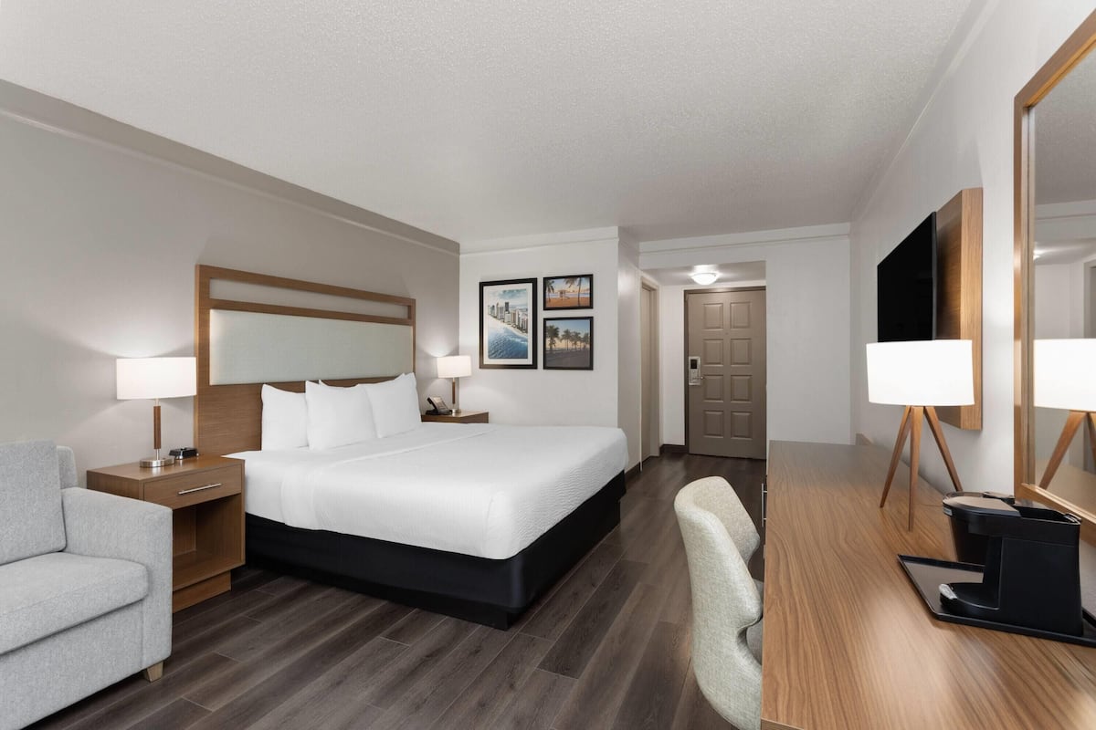 Room, 1 King Bed with Sofa bed, Non Smoking | Pillow-top beds, desk, blackout curtains, iron/ironing board