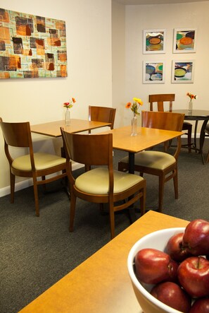 Free daily continental breakfast  - Windmill Inn Of Roseburg (Roseburg)