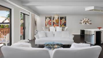 Escritorio, tabla de planchar con plancha, wifi gratis y ropa de cama