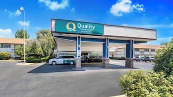Quality Inn & Suites offers modern accommodations with a flat roof and covered parking.