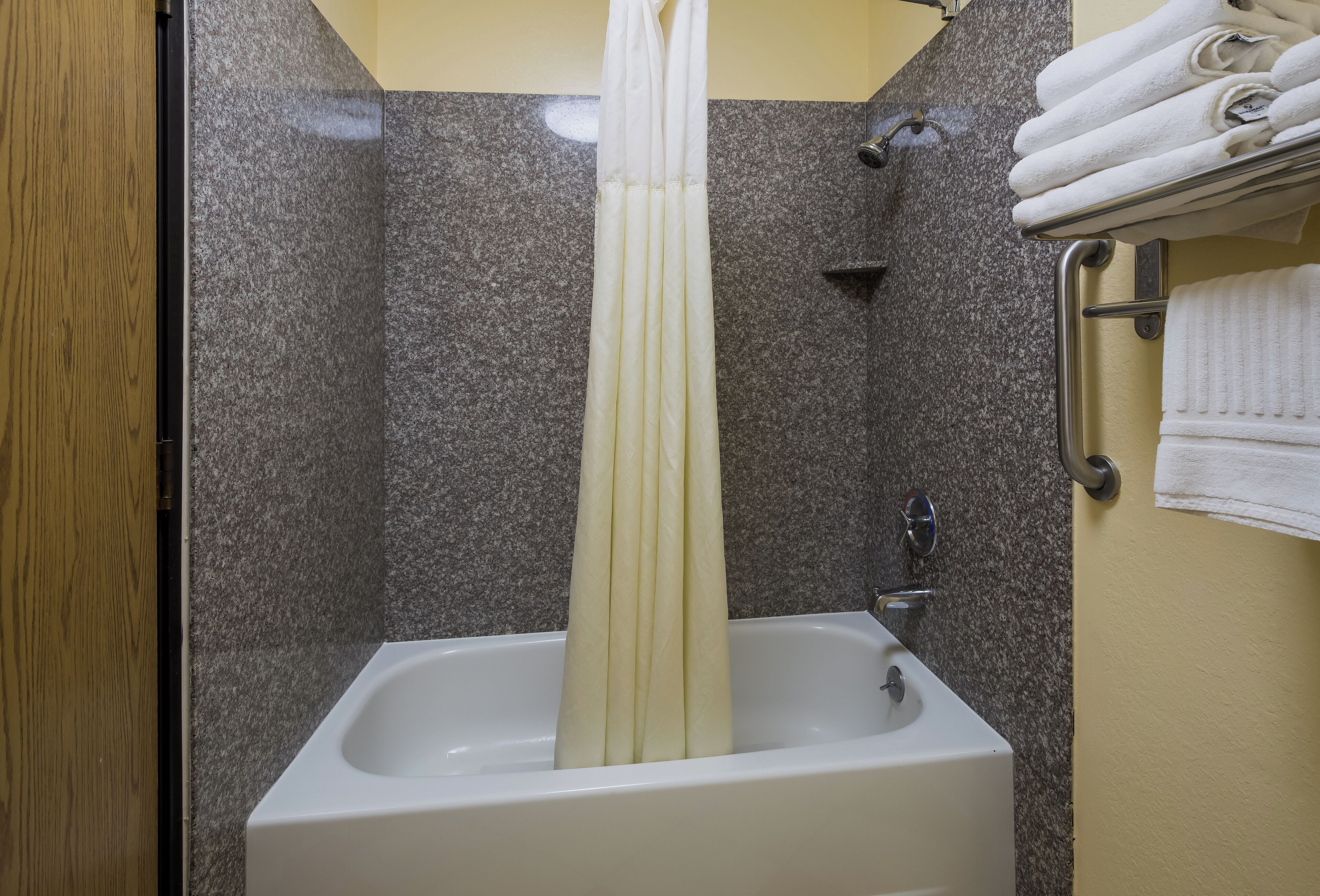 combined shower/bathtub, hair dryer, towels