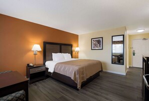 Premium bedding, in-room safe, blackout curtains, iron/ironing board - Quality Inn & Suites Medford Airport (Medford)