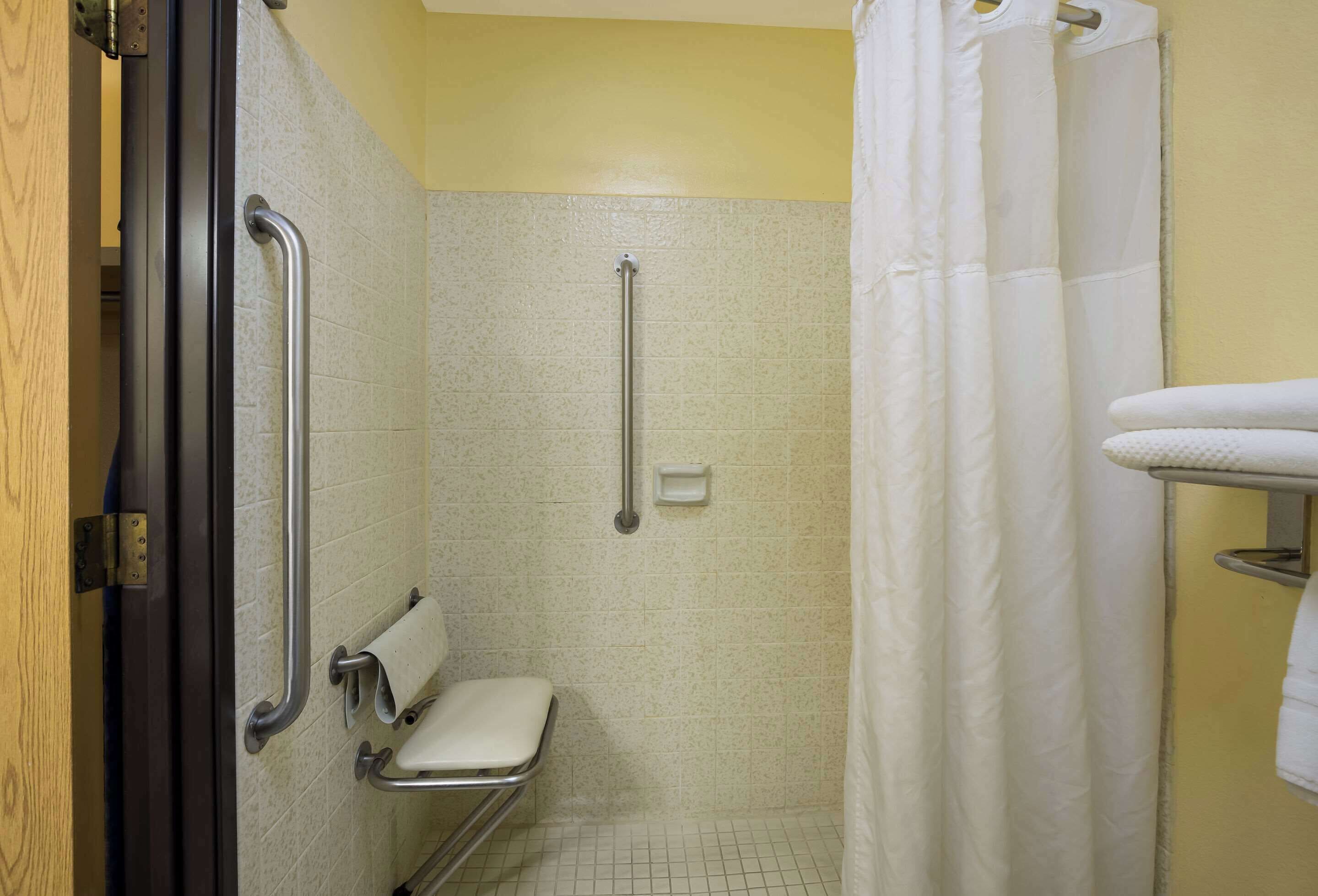 combined shower/bathtub, hair dryer, towels