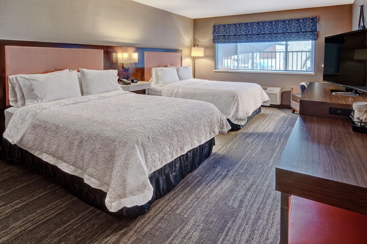 客房, 多张床, 听觉无障碍, 微波炉 (2 Queen Beds) | 高档床上用品、加厚床垫、客房内保险箱、办公桌
