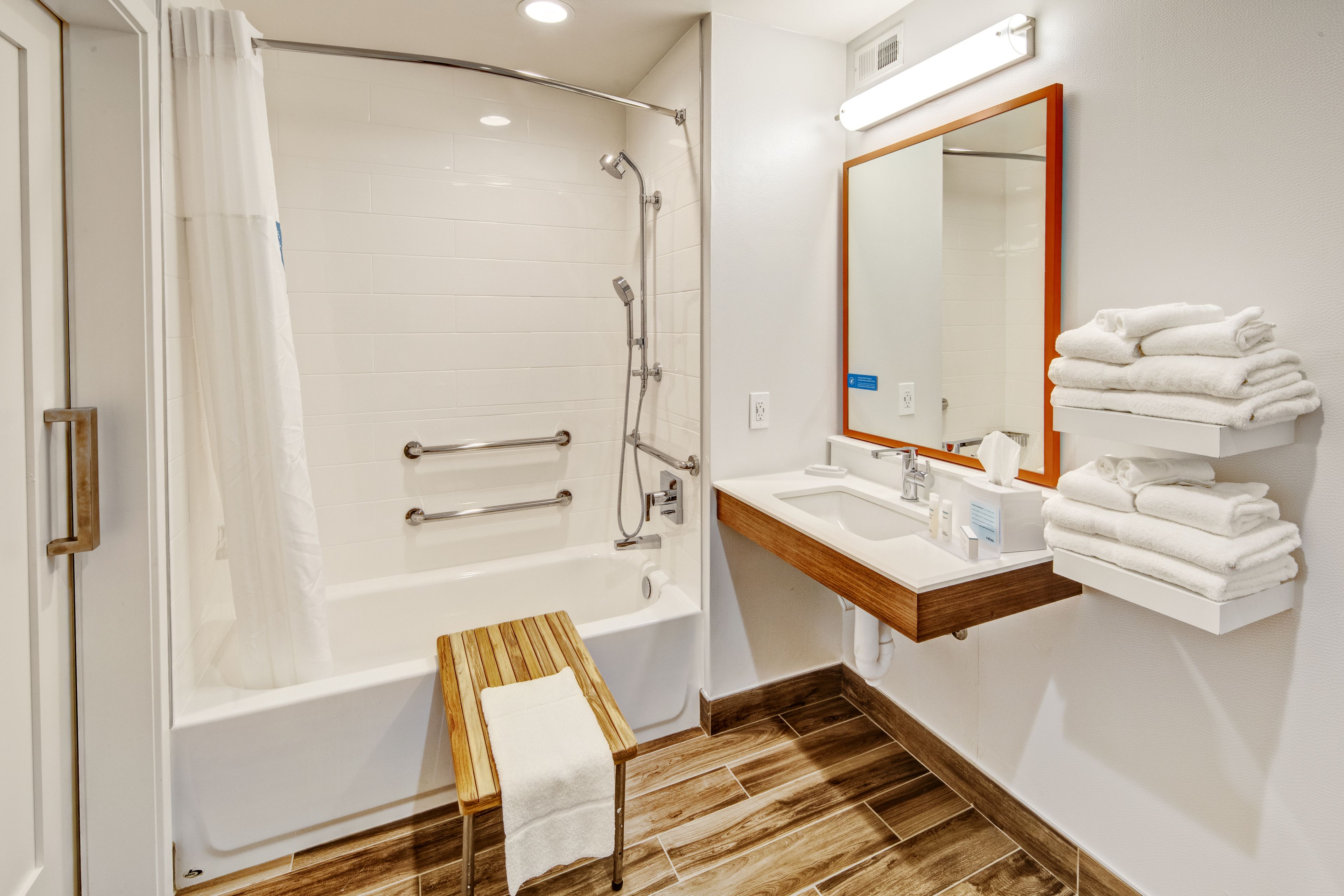 combined shower/bathtub, hydromassage showerhead, free toiletries