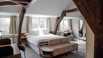 Executive Suite | Down comforters, free minibar items, in-room safe