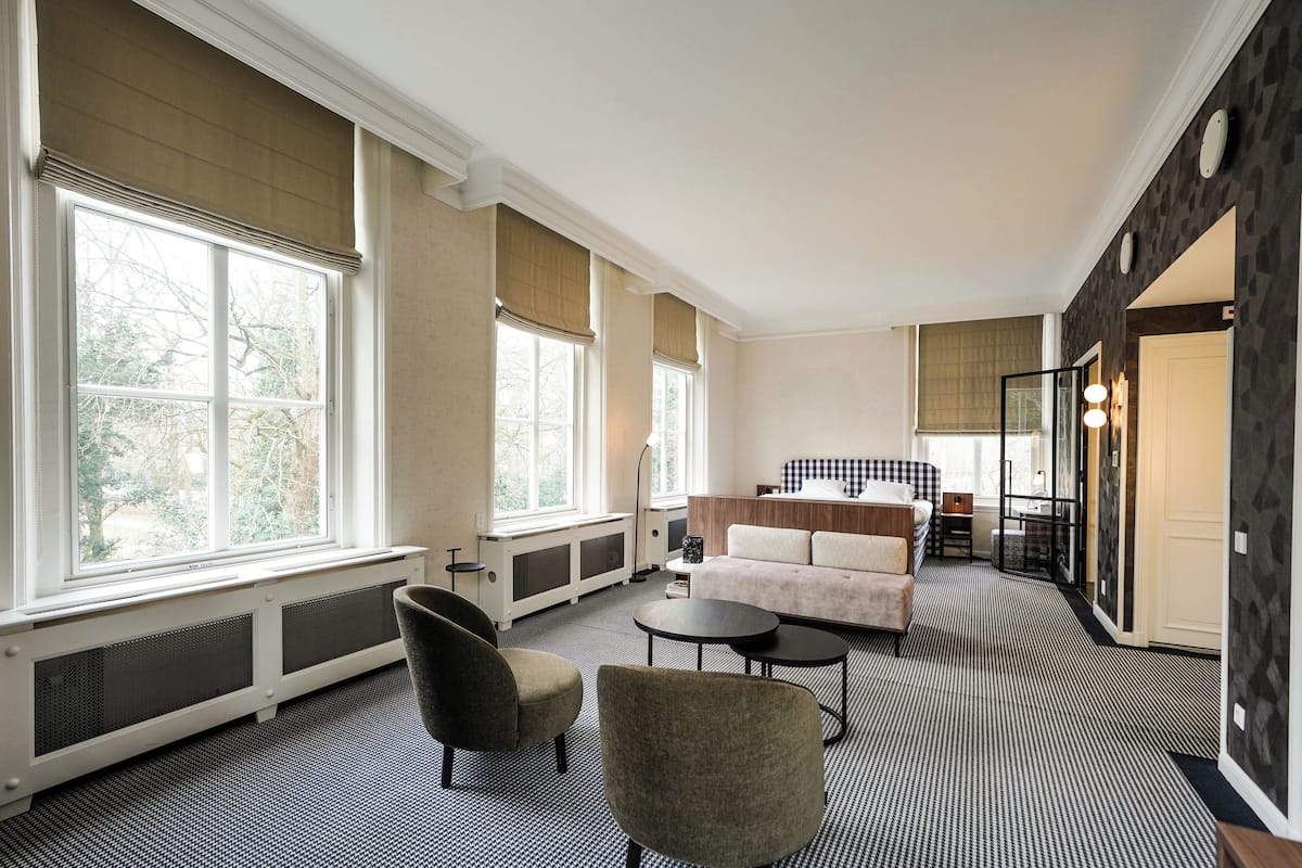 Suite Royal | Copriletto in piuma, minibar (con alcuni snack e alcune bevande gratis)