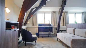 Deluxe kamer | Donzen dekbedden, een minibar met enkele gratis items