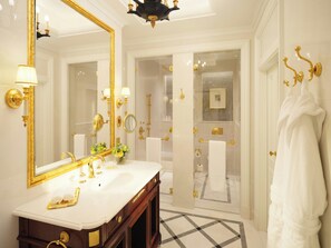 Combined shower/bathtub, free toiletries, hair dryer, bathrobes - The Ritz London (London)