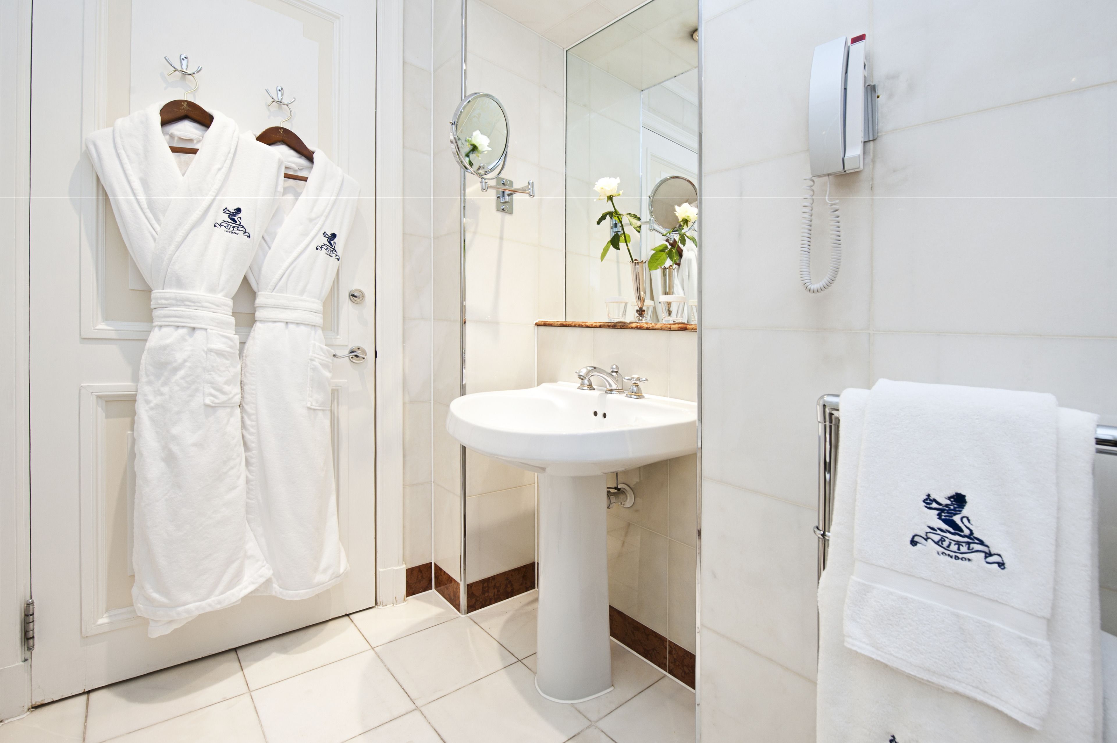 deluxe double room | bathroom | combined shower/bathtub, free toiletries, hair dryer, bathrobes