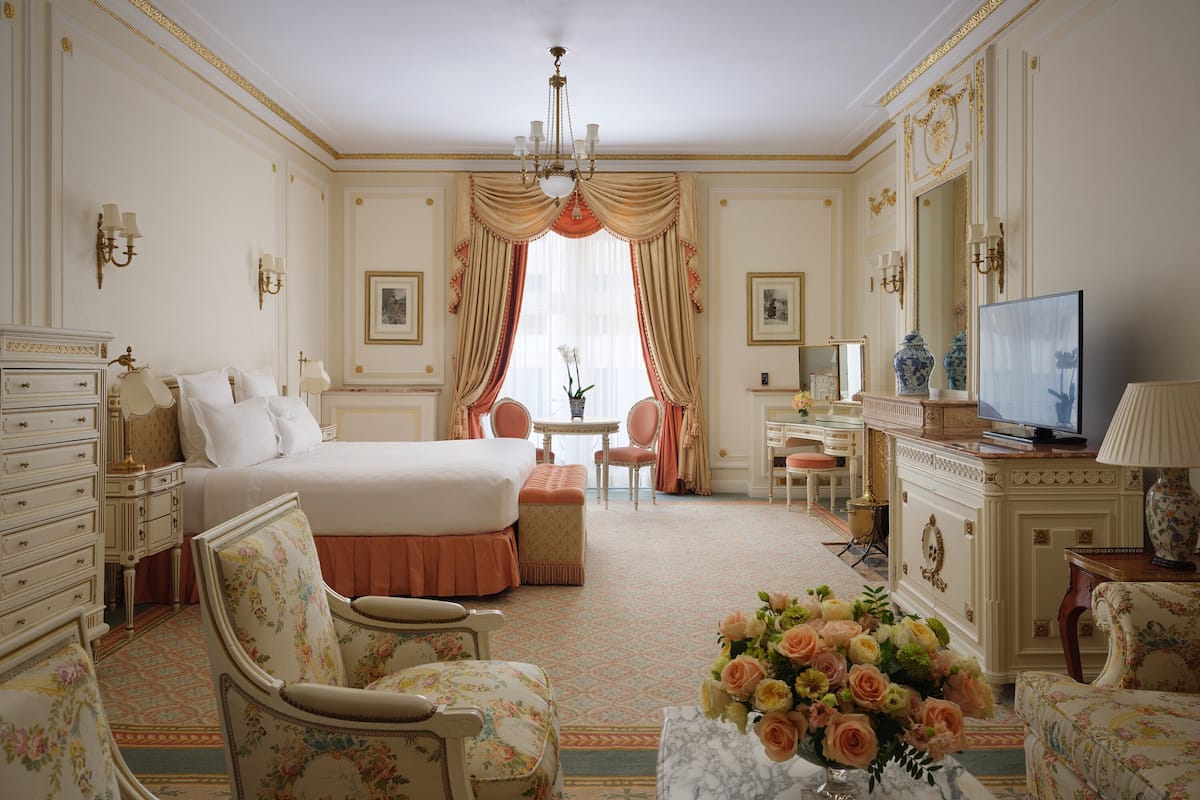 Junior Suite | 1 bedroom, hypo-allergenic bedding, minibar, in-room safe