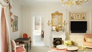 Un salon luxueux doté d’une cheminée, d’un téléviseur et d’un mobilier élégant.