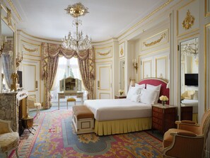 ห้องสวีท (The Trafalgar) | เครื่องนอนป้องกันสารก่อภูมิแพ้, มินิบาร์, ตู้นิรภัยในห้องพัก, โต๊ะทำงาน