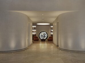 Lobby - Vogue Hotel Montreal Downtown, Curio Collection by Hilton (Montreal)