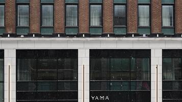 Un edificio de estilo arquitectónico moderno, con una fachada de ladrillo y vidrio.