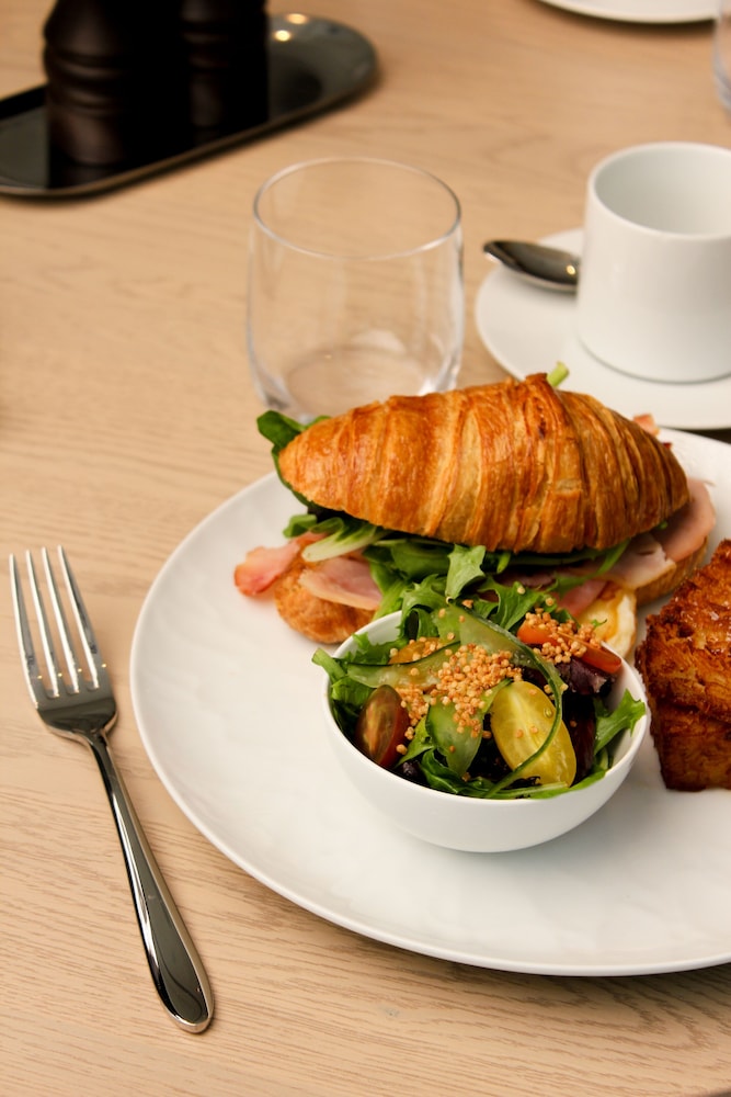 Vogue Hotel Montreal Downtown, Curio Collection by Hilton by null