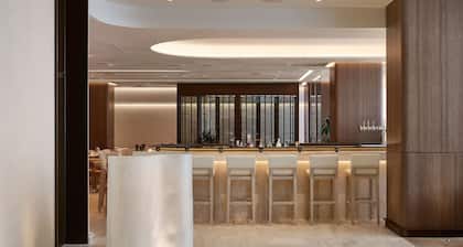 Vogue Hotel Montreal Downtown, Curio Collection by Hilton