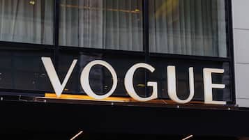 Fachada de edificio con la palabra 'VOGUE' mostrada en letras grandes.