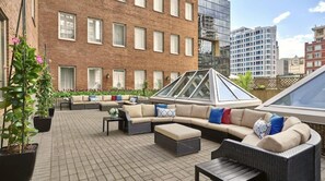 Terrace/patio - Vogue Hotel Montreal Downtown, Curio Collection by Hilton (Montreal)