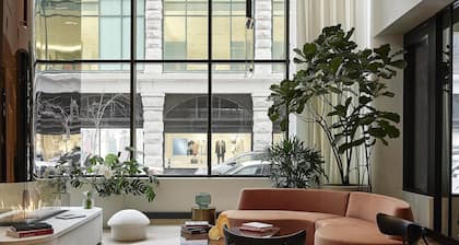 Vogue Hotel Montreal Downtown, Curio Collection by Hilton