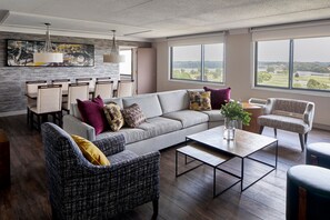 Premium bedding, pillowtop beds, desk, laptop workspace - Ann Arbor Marriott Ypsilanti at Eagle Crest (Ypsilanti)