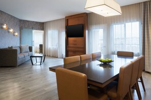 Suite, 1 Schlafzimmer, Balkon | Wohnzimmer | 48-Zoll-Smart-TV mit Satellitenempfang, Fernseher, Netflix