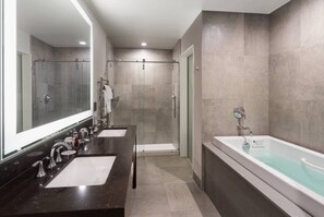 Suite, 1 Bedroom, Balcony | Bilik Mandi | Kelengkapan dandanan diri percuma, pengering rambut, tuala disediakan 
