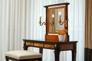 Signature Suite, 1 King Bed | Premium bedding, in-room safe, desk, soundproofing - The Westin Grand Berlin (Berlin)