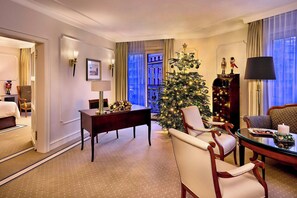 Signature Suite, 1 King Bed | Premium bedding, in-room safe, desk, soundproofing