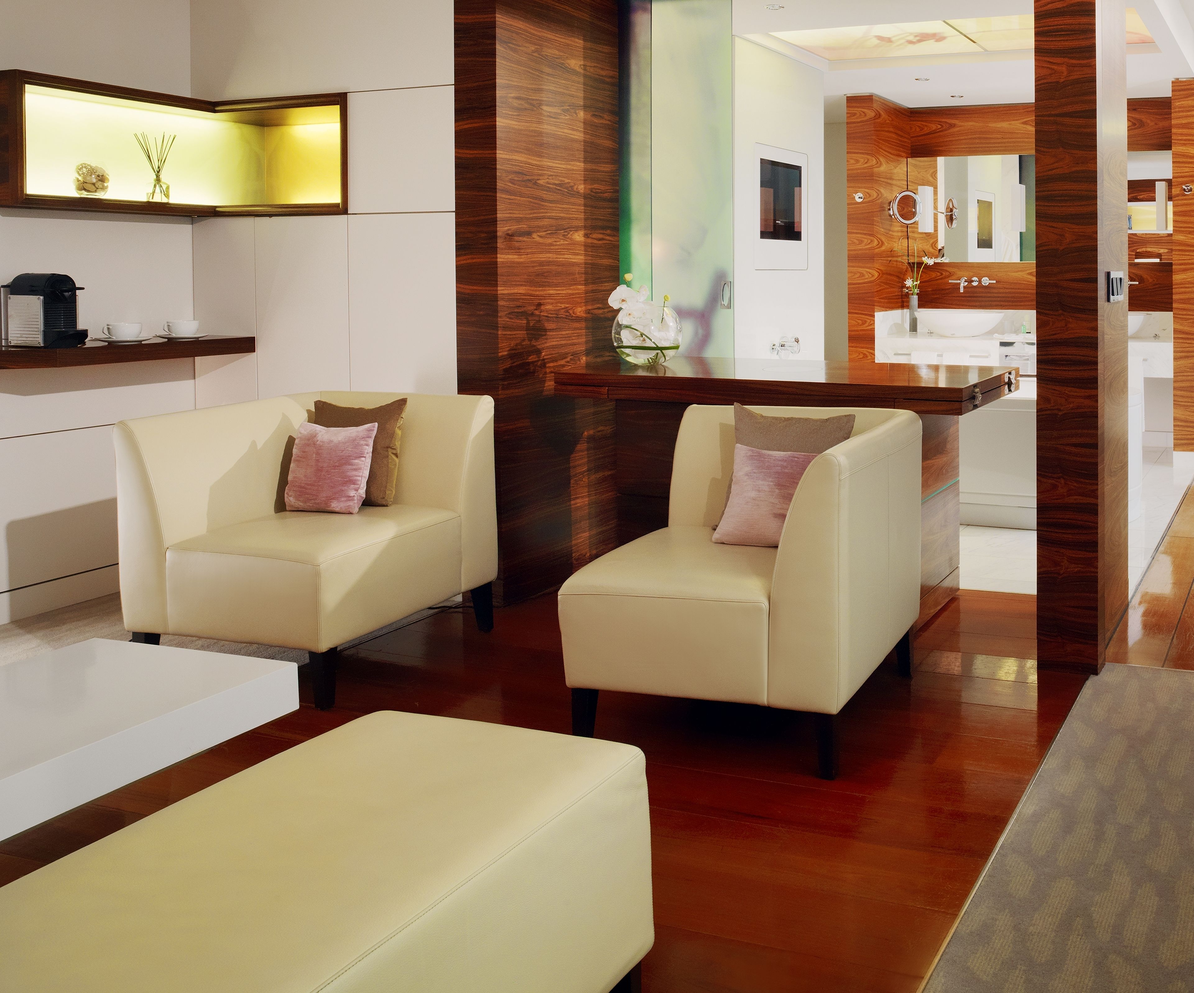 suite, 1 king bed, non smoking, corner | 1 bedroom, premium bedding, in-room safe, desk