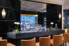 Lobby lounge, al fresco dining, open daily