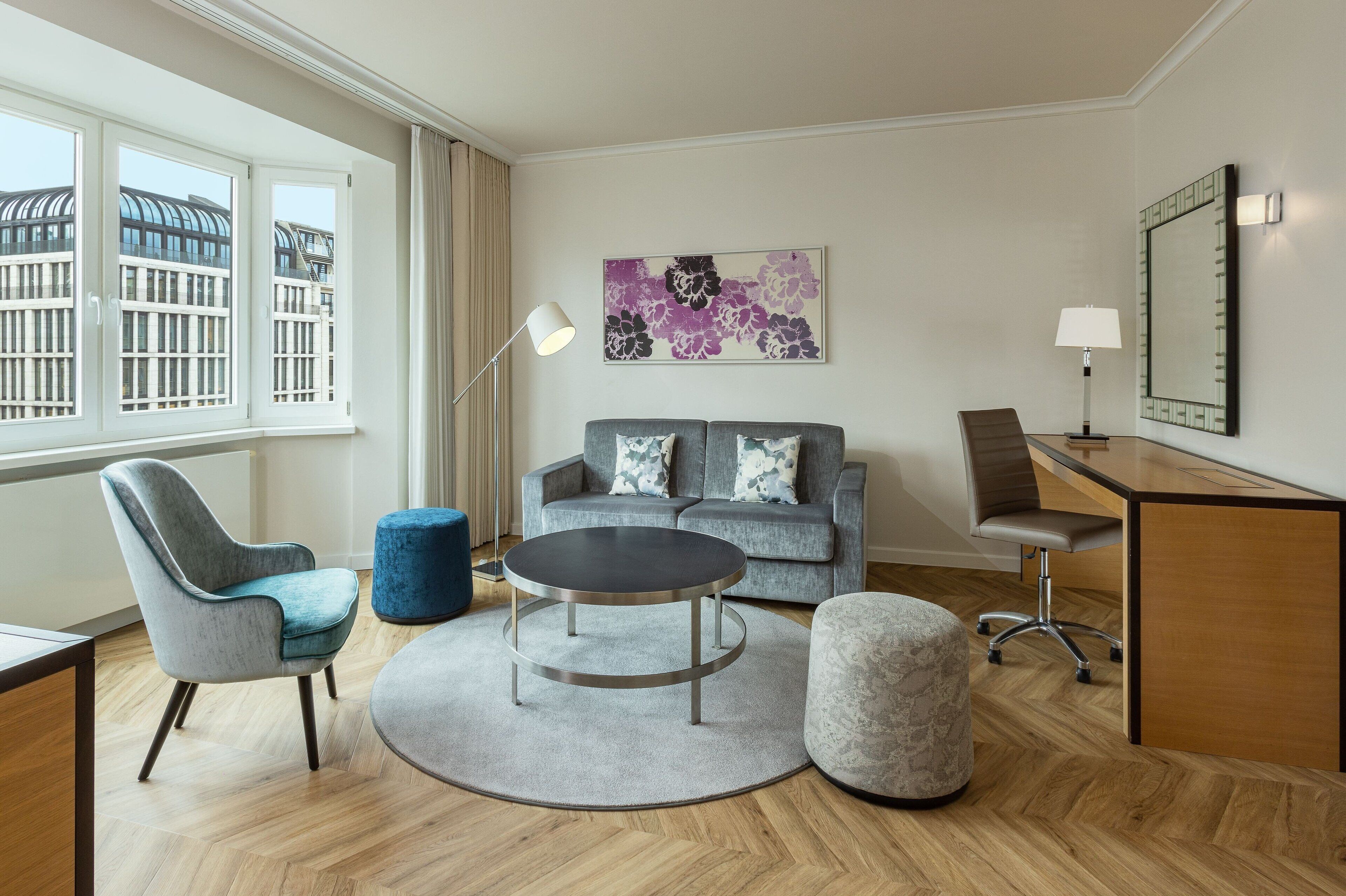 junior suite, 1 king bed, non smoking | 1 bedroom, premium bedding, in-room safe, desk