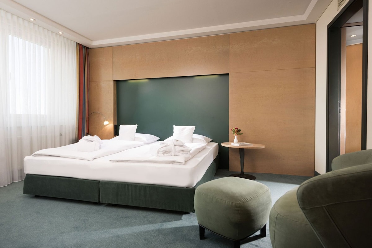 Hypo-allergenic bedding, in-room safe, desk, soundproofing